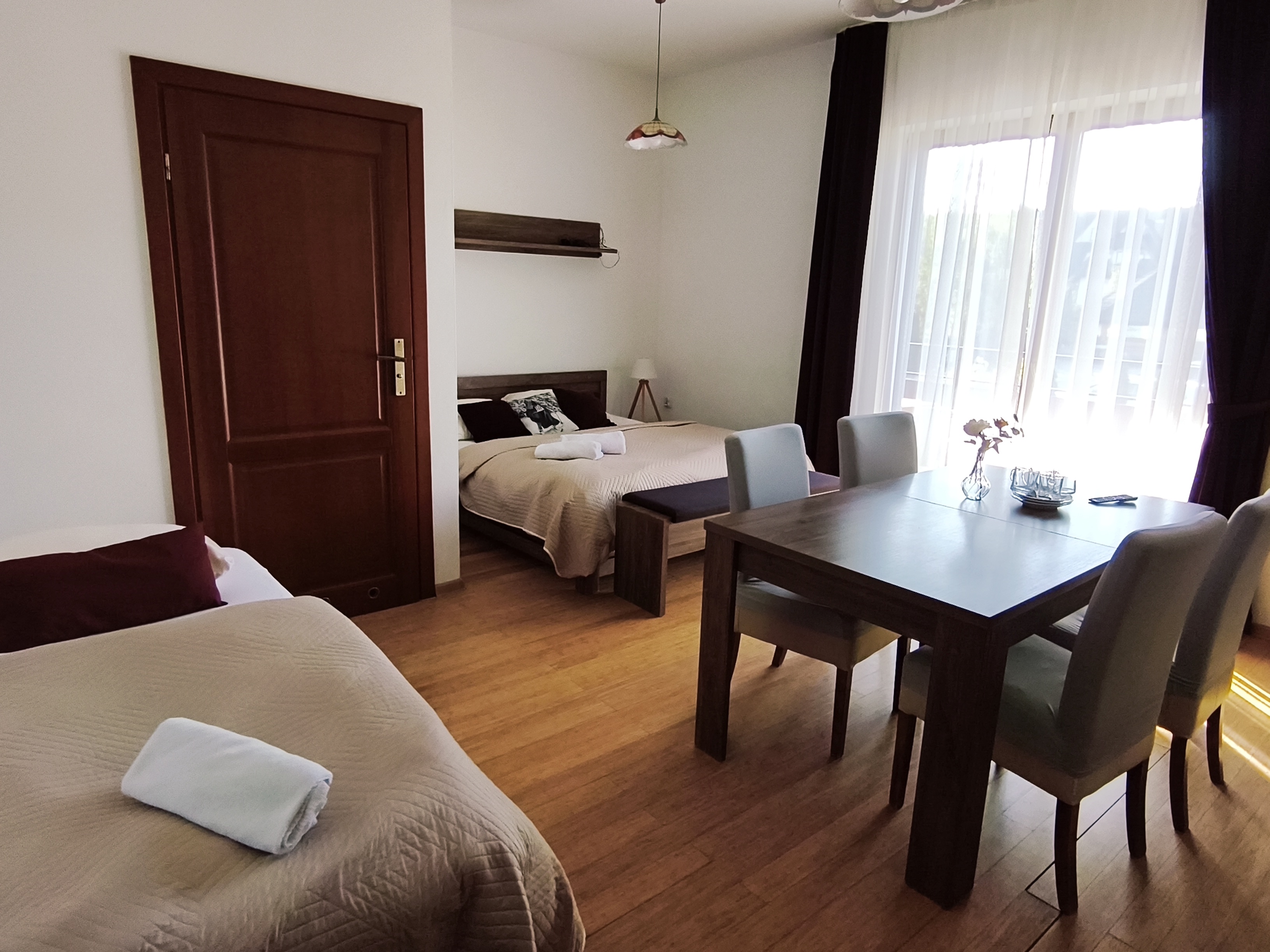 Pokój czteroosobowy z balkonem